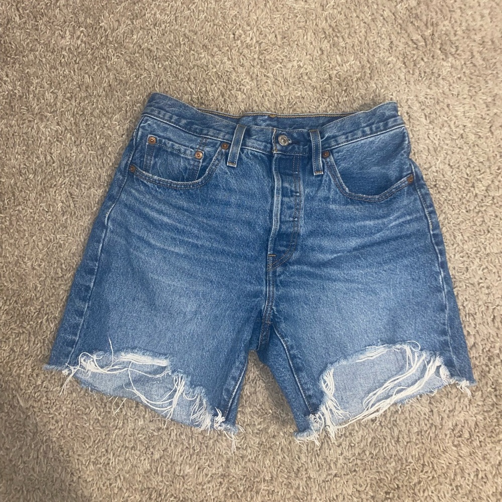 Levi’s 501 mid thigh shorts size 27”